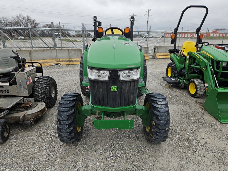 2017-john-deere-3033r-image-2
