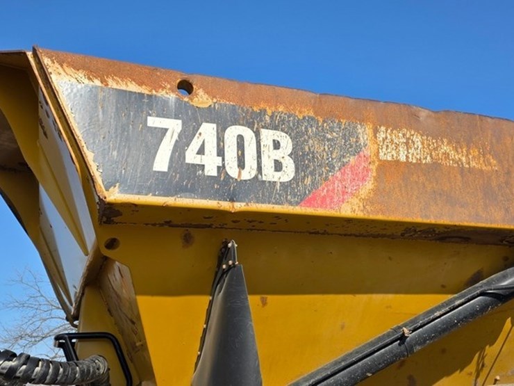 2014-caterpillar-740b-image-19