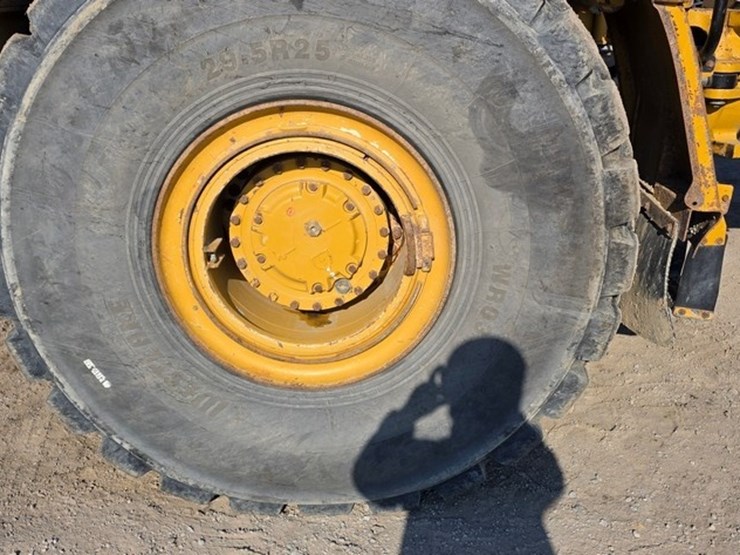 2014-caterpillar-740b-image-11