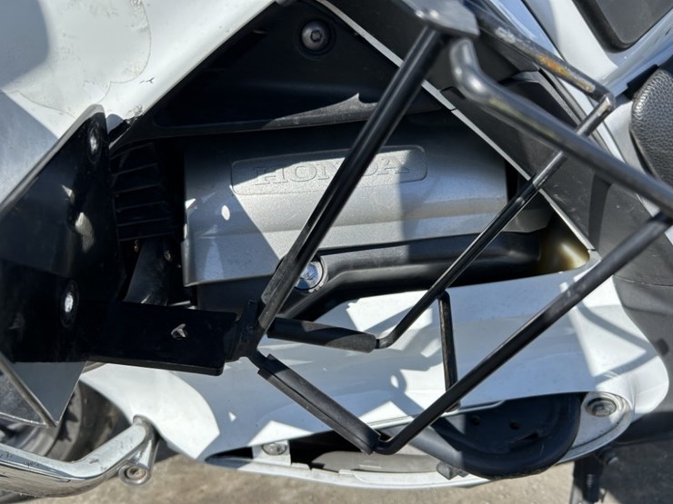 2009-honda-st1300-motorcycle-image-27