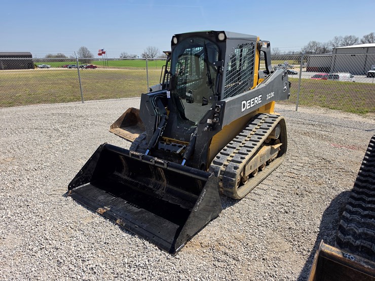 2015-deere-323e-image-1