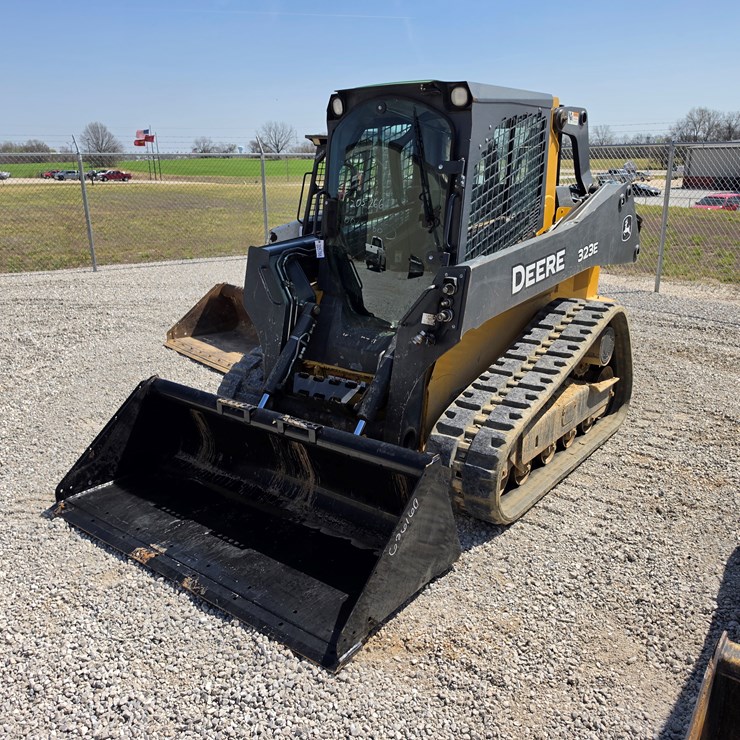 2015 DEERE 323E