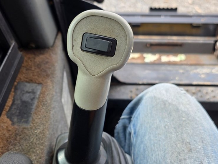 2010-new-holland-c185-image-52