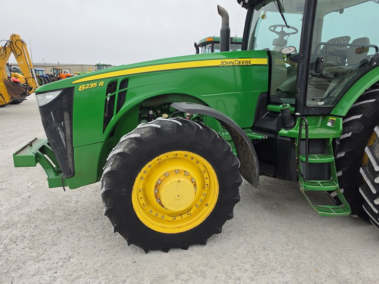 2011-john-deere-8235r-image-4