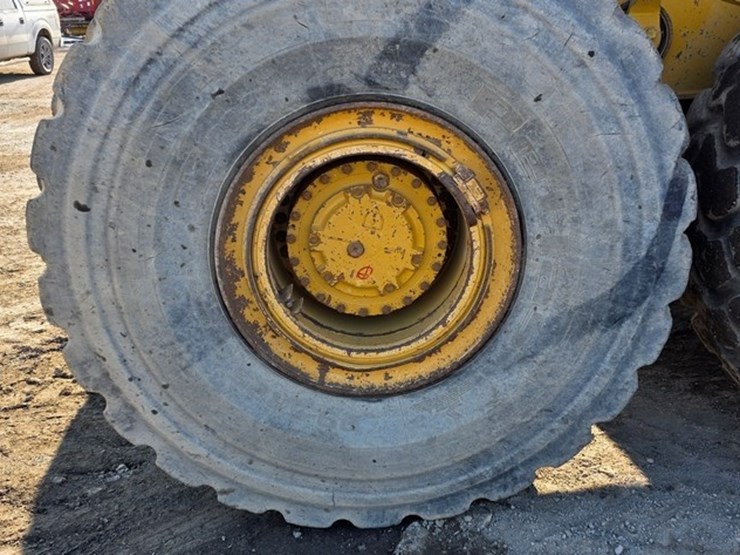 2014-caterpillar-740b-image-35