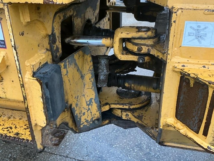 1999-deere-648-image-40