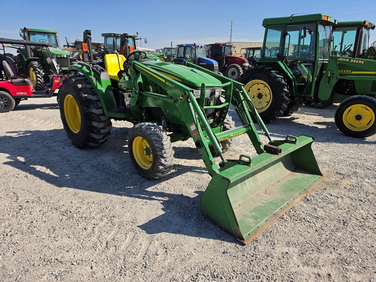 2018-john-deere-4052m-image-24
