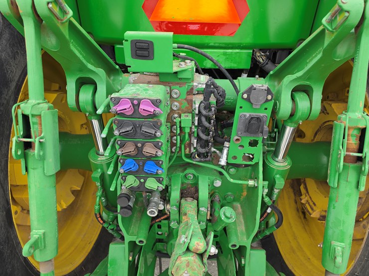 2011-john-deere-8235r-image-15