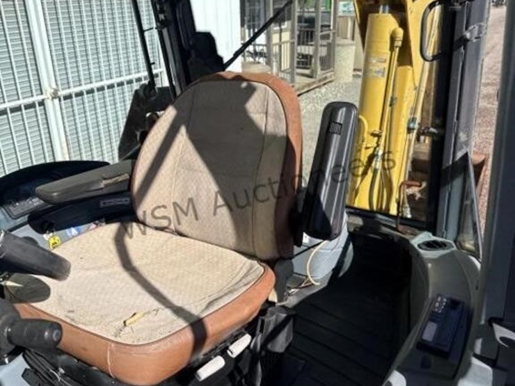 new-holland-lb115-image-42