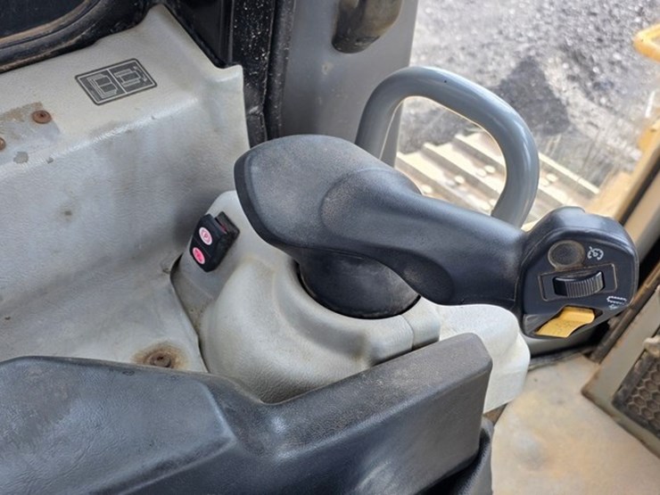 2012-caterpillar-d6t-xl-image-80