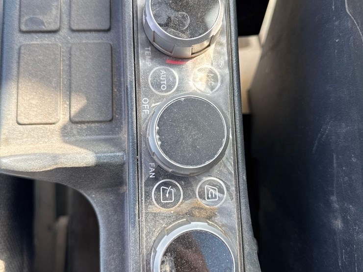 2023-kobelco-sk210-lc-11-image-33