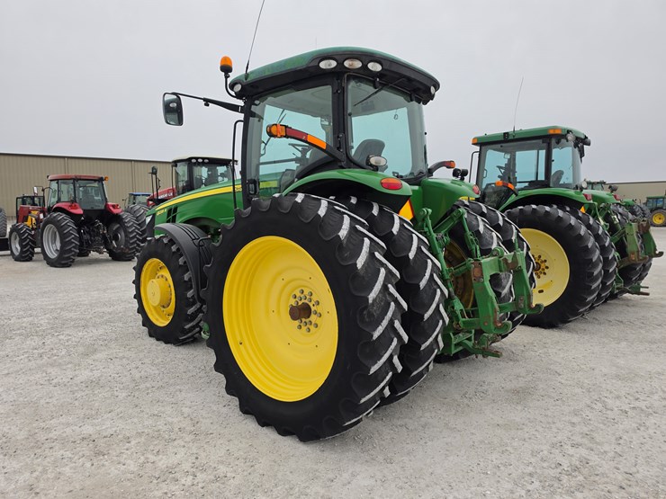 2011-john-deere-8235r-image-11