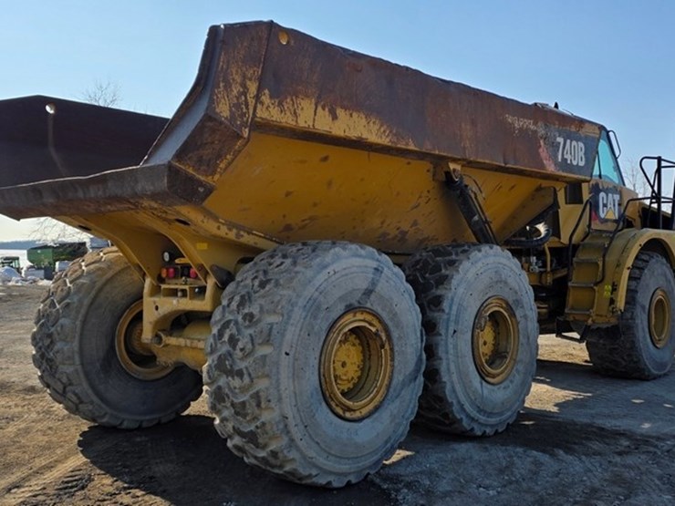 2014-caterpillar-740b-image-3