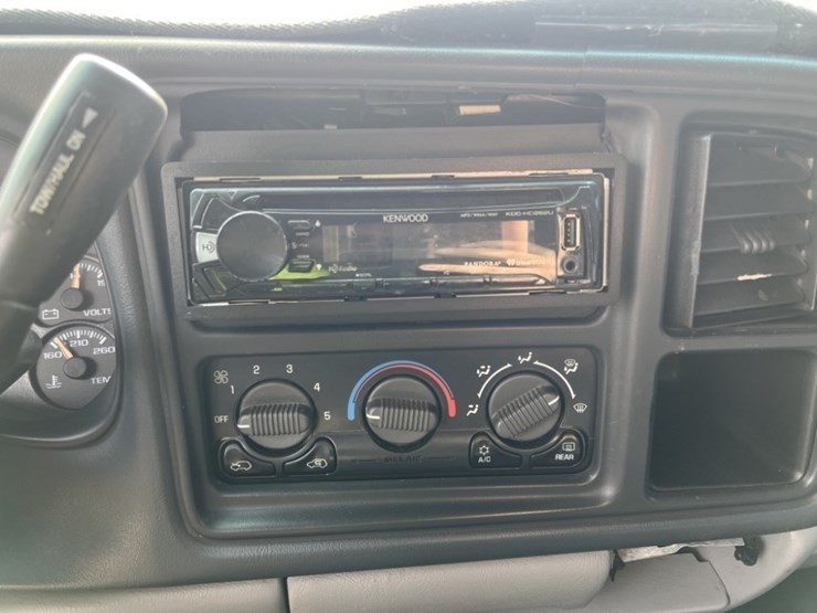 2001-chevrolet-suburban-image-29