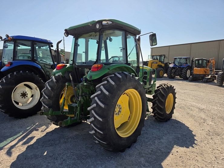 2011-john-deere-6140d-image-16