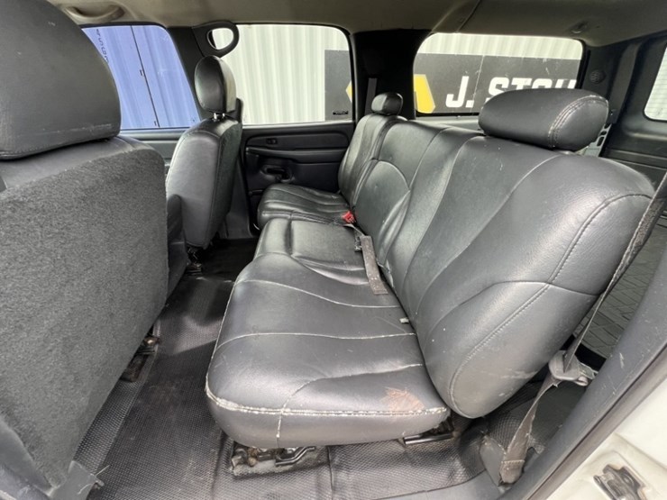 2001-chevrolet-suburban-image-21