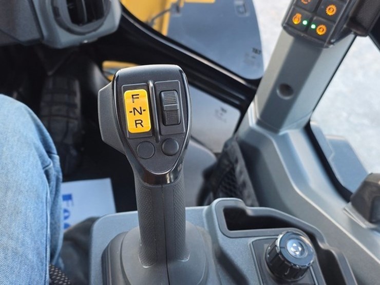 2024-caterpillar-930-image-76