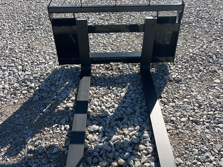 agt-skid-steer-pallet-forks-image-1