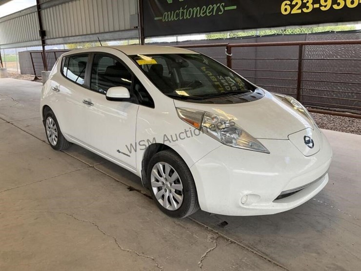 2015-nissan-leaf-s-hatchback-image-2