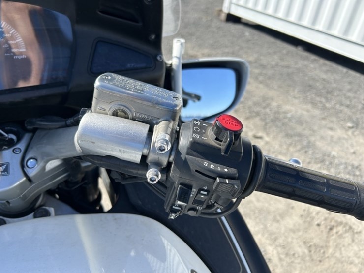 2009-honda-st1300-motorcycle-image-18