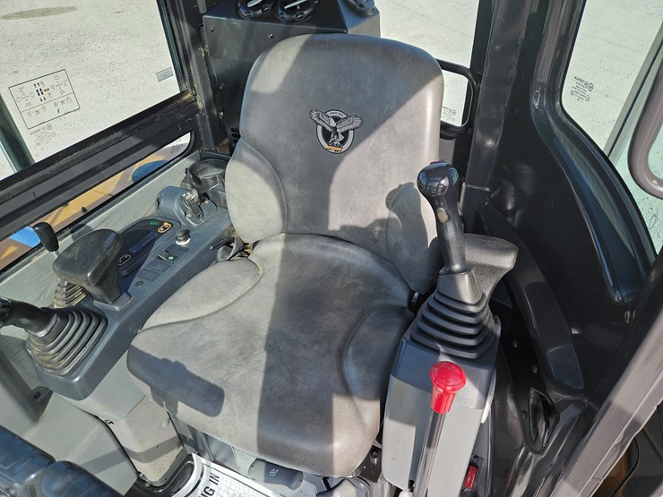 2019-case-cx37c-image-11