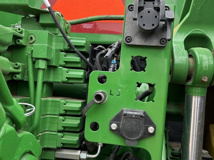 2014-john-deere-8320r-image-40