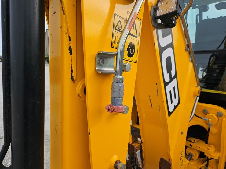 2018-jcb-3cx-compact-image-18