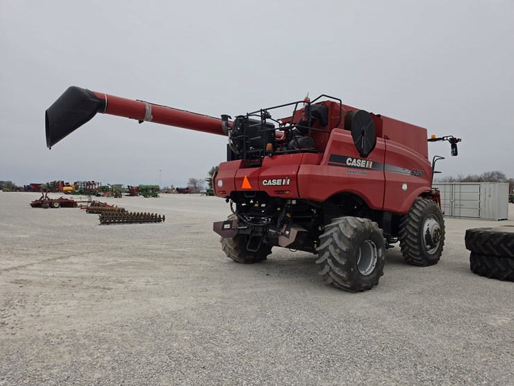 2013-case-ih-8230-image-23