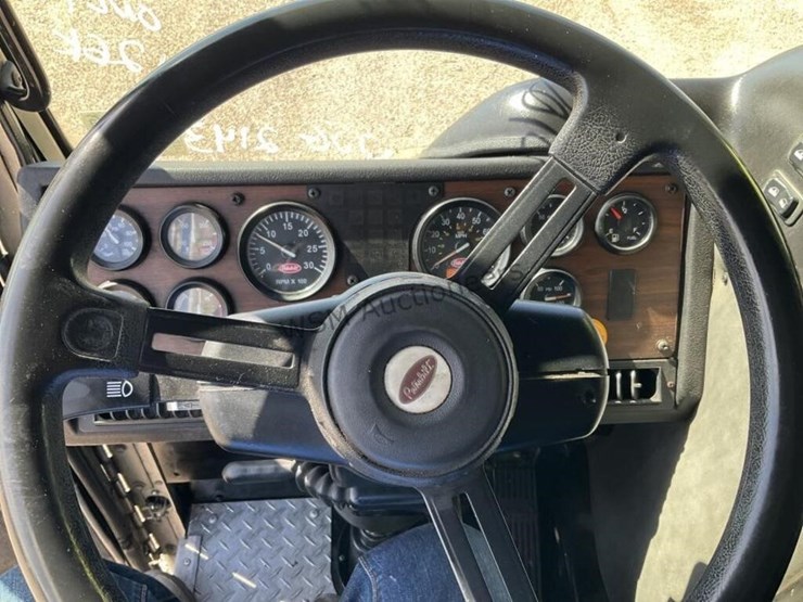 2014-peterbilt-320-image-19