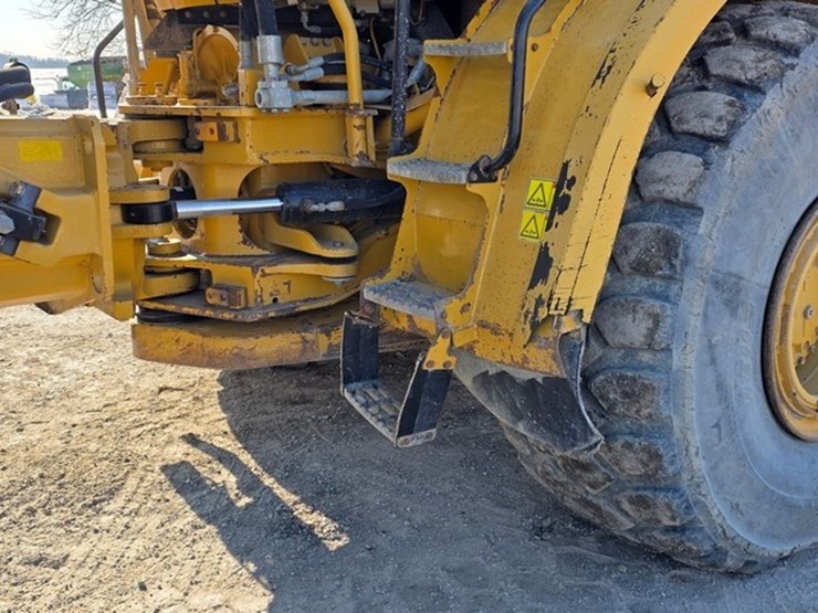 2014-caterpillar-740b-image-44