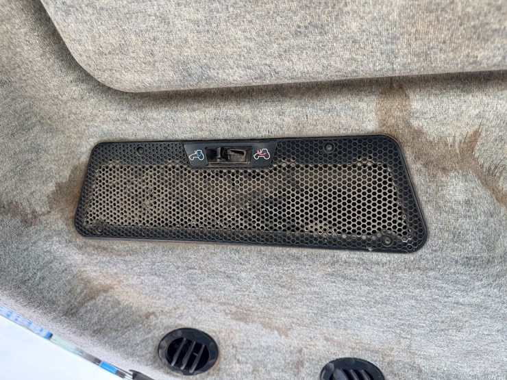 2004-agco-rt100a-image-22