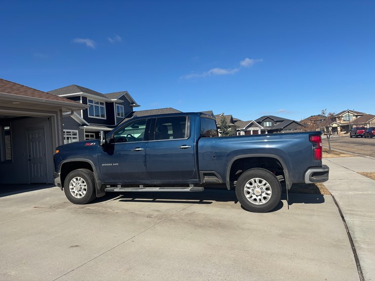 2023-chevrolet-z71-pickup-image-7