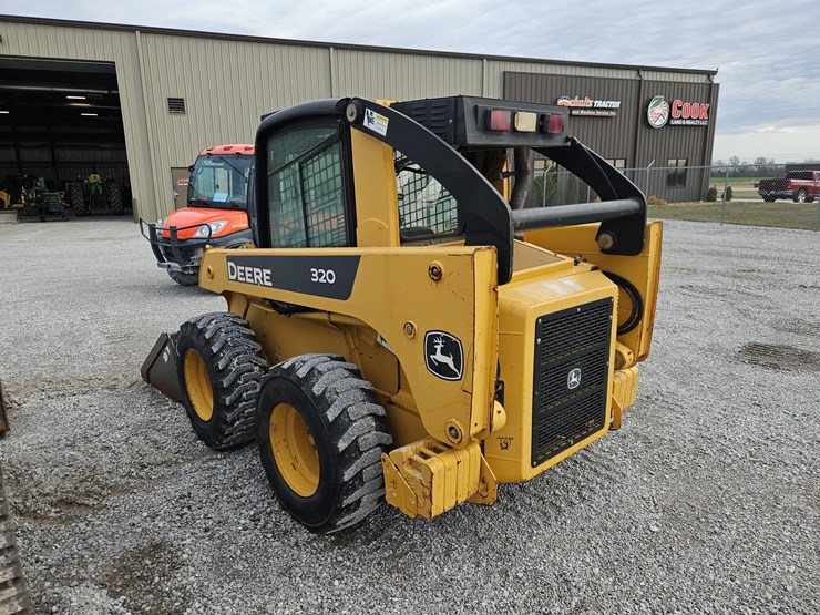 2006-deere-320-image-18