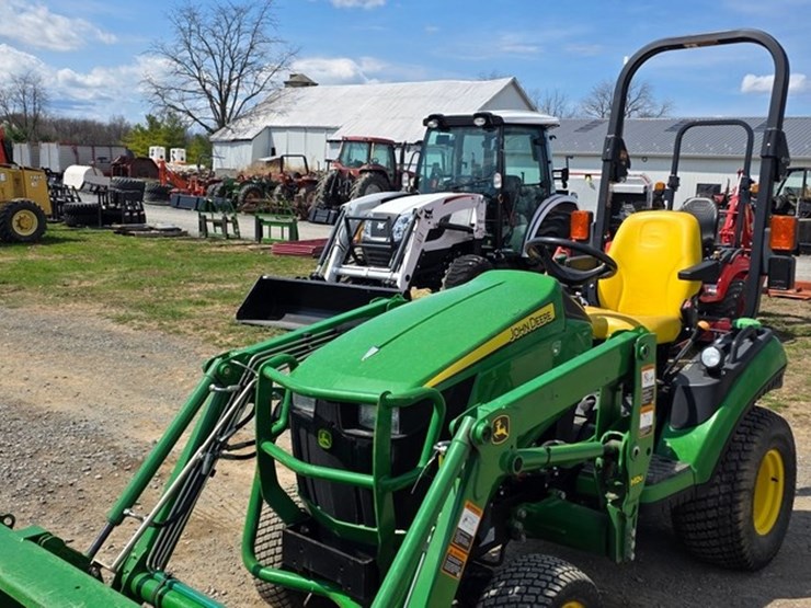 2014-john-deere-1025r-image-23