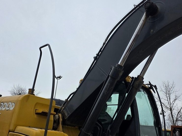 2012-deere-200d-lc-image-13