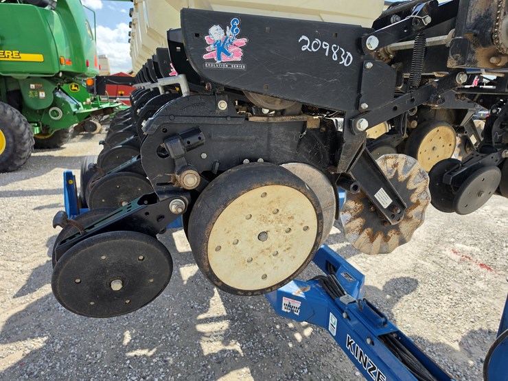 2010-kinze-3500-image-12