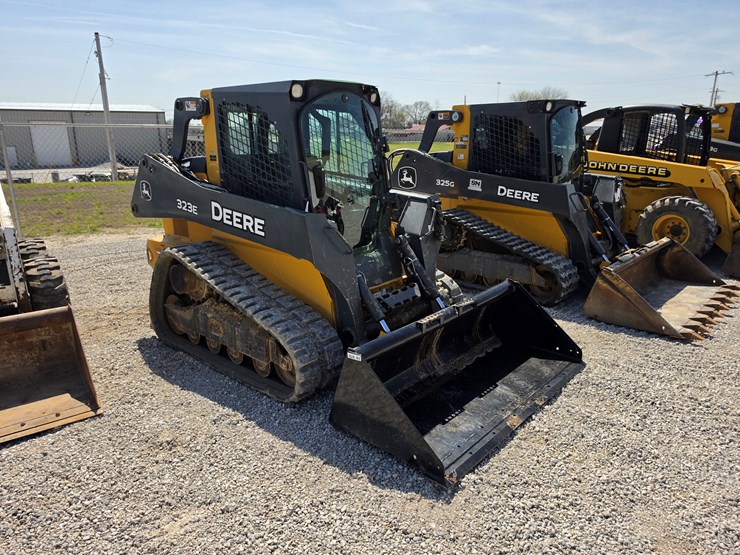 2015-deere-323e-image-24