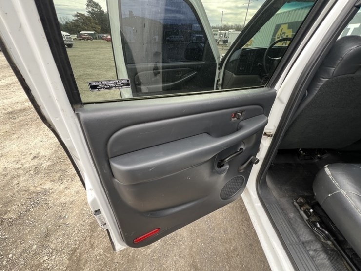 2001-chevrolet-suburban-image-22