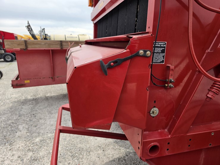 2013-new-holland-br7090-image-11