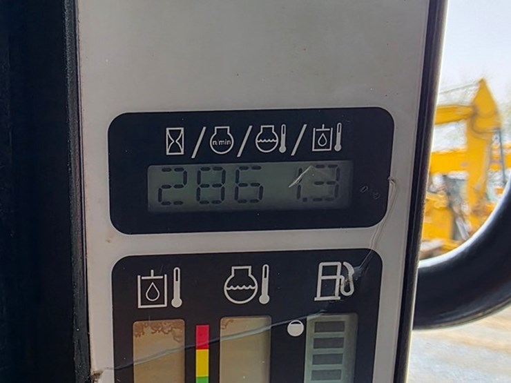 2010-new-holland-c185-image-50