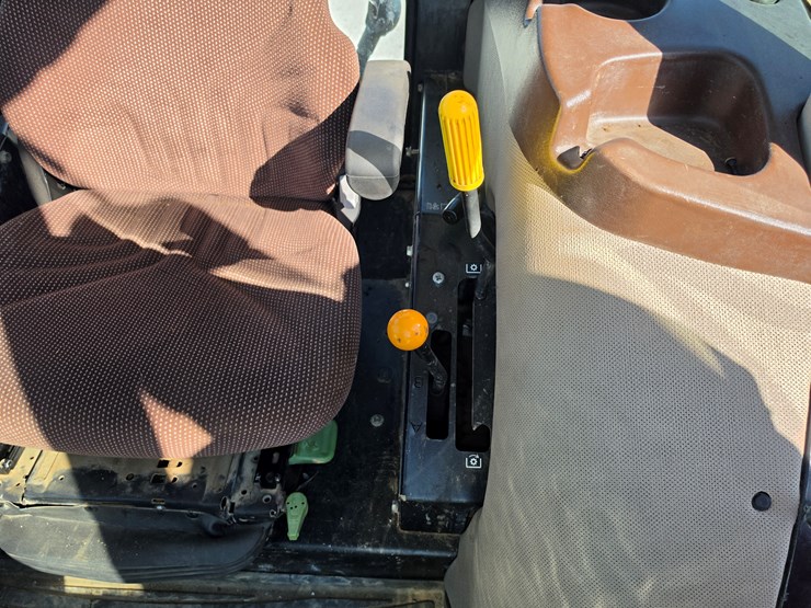 2011-john-deere-6140d-image-7