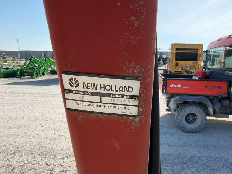 new-holland-252-image-4