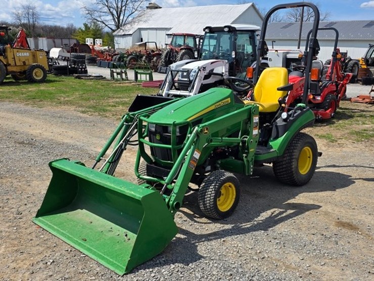 2014-john-deere-1025r-image-1