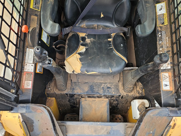 2006-deere-320-image-9