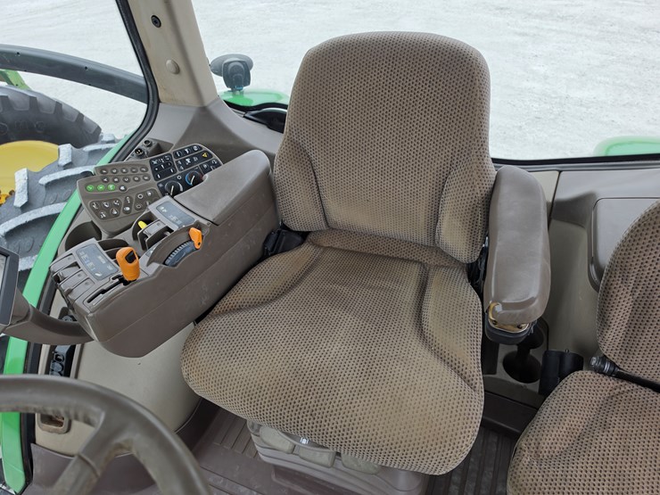 2011-john-deere-8235r-image-7