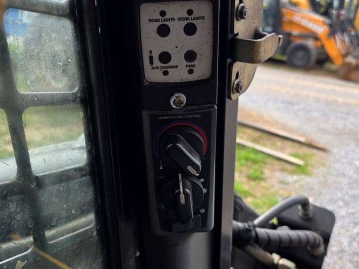 2010-new-holland-c185-image-51