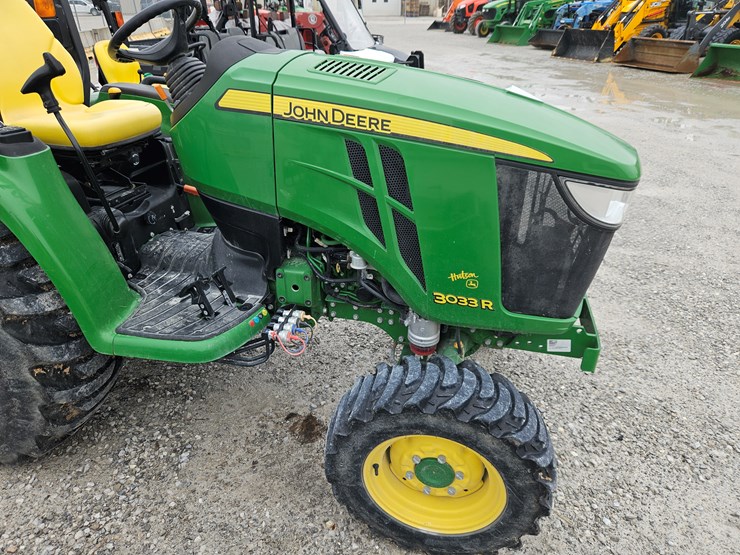 2017-john-deere-3033r-image-16