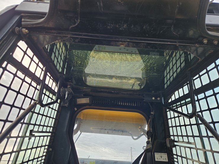 2006-deere-320-image-8