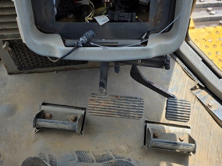 2012-caterpillar-d6t-xl-image-74