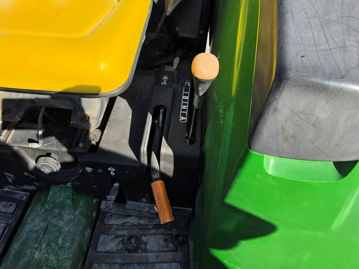 2018-john-deere-4052m-image-11